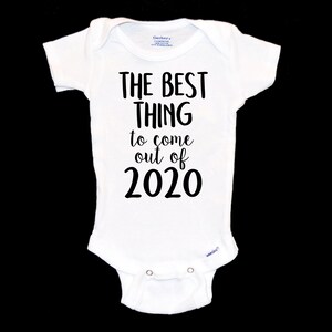 Peut inclure: Combinaison blanche pour bébé avec un texte noir qui dit "La meilleure chose à sortir de 2020".