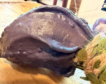 Kleine natuurlijke kalebasrammelaar met amethist – uniek handgemaakt kunstwerk