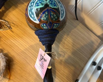 Art Deco Duo van vissen met de hand geschilderd op kalebasrammelaar met selenietstaafje