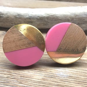 SET OF 2 - Tricolor Pink, Distressed Brass, and Natural Wood Knob - Round Wood and Pink Resin Wooden Knob - Modern Abstract Drawer Pull