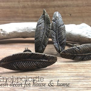 SET OF 4 - Feather Knobs - Antique Bronze Cast Metal Knob - Decorative Drawer Pull - Bird Feathers  - Cabinet Kitchen Decor - Natural Bronze