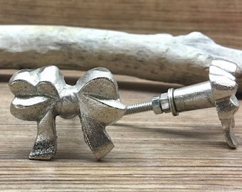 ZESTAW 2 srebrnych metalowych gałek w kształcie kokardy - Uchwyt do szuflady w kształcie kokardy - Fantazyjny pokój dziecięcy dla dziewczynki - Dekoracja szafki