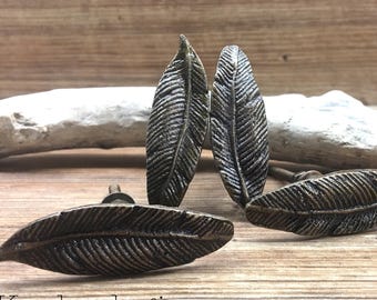 SET OF 4 - Feather Knobs - Antique Bronze Cast Metal Knob - Decorative Drawer Pull - Bird Feathers  - Cabinet Kitchen Decor - Natural Bronze