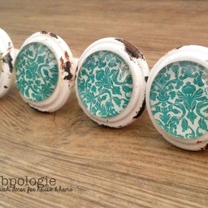 Set med 4 Distressed Cream och Teal Blommig Metall och Glas Knopp - Damask Teal Grön Blå Turkos - Elfenbensfärgad Kräm Köksskåpsdekor
