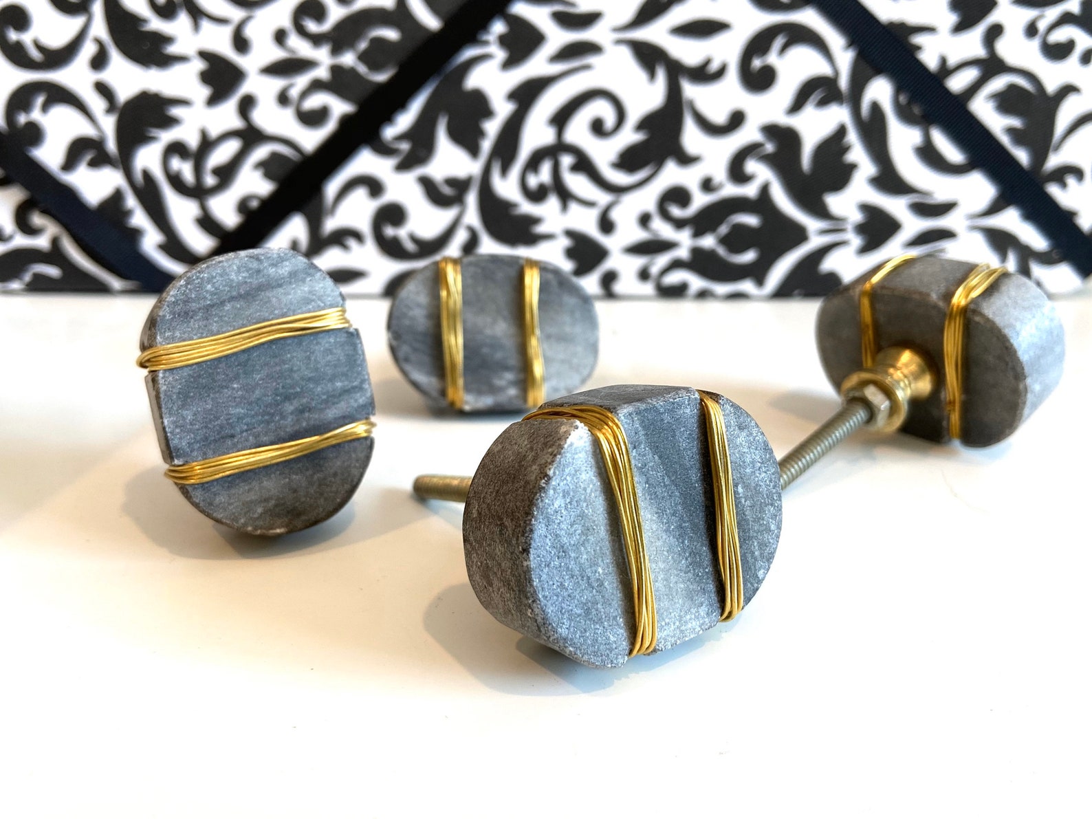 Perillas oblongas envueltas en piedra gris y alambre de oro | Etsy