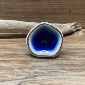 Tirador de cristal fundido color marfil y azul con efecto craquelado y borde dorado - Decoración de armarios en tonos neutros y dorados