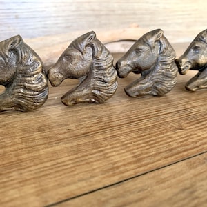 Set von 4 Pferd Knäufe - Bronze Gusseisen Pferdekopf Schubladenknauf - Kinderzimmer Dekor - Landhaus Küchenschrank Dekor - Dekorativer Knauf - Barnyard