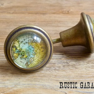 Juego de 2 perillas con forma de globo terráqueo del Viejo Mundo - Cristal Atlas azul aguamarina y amarillo - Decoración infantil de aventurero náutico - Perilla de viajero marinero oceánico