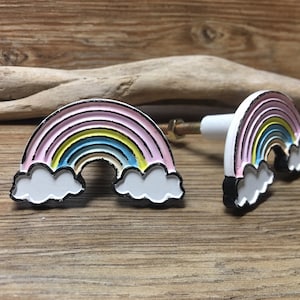 以下が含まれることがあります： 白い雲と黒い輪郭のある虹色のキャビネットノブ2個。ノブは金属製で、ネジで取り付けることができます。