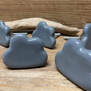 SET de 8 perillas de nube - Tirador de cajón de tocador de nube de cerámica gris - Perilla de gabinete inspirada en dibujos animados caprichosos