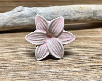 Hellrosa Blumenknopf - Lilienknopf - Einzigartiger Keramikblumenknopf - Rosatropischer Knopf