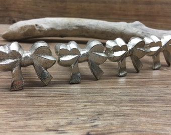 ZESTAW 4 srebrnych metalowych gałek kokardkowych - uchwyt do szuflady z kokardą - fantazyjny pokój dziecięcy dla dziewczynki - dekoracja szafki