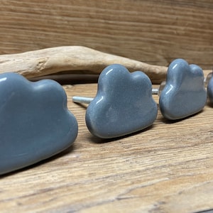 SET de 4 perillas de nube - Tirador de cajón de tocador de nube de cerámica gris - Perilla de gabinete inspirada en dibujos animados caprichosos
