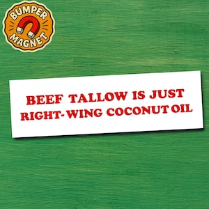 Op de afbeelding: Witte bumpersticker met rode tekst: "BEEF TALLOW IS JUST RIGHT-WING COCONUT OIL". Een ronde magneet met "BUMPER MAGNET" omringt een rode hoefijzermagneet.