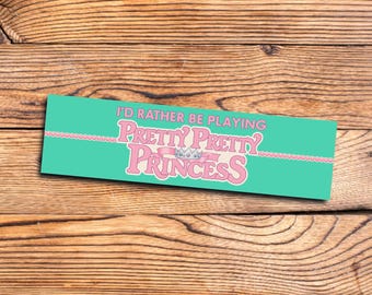 Divertida calcomanía para parachoques para amantes de la nostalgia de los 90 y la estética femenina de los millennials con un juego retro de los noventa y vibraciones de princesa.