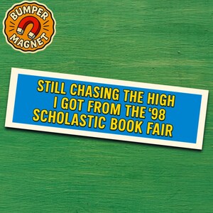 Könnte beinhalten: Ein Stoßstangenmagnet mit dem Text "BUMPER MAGNET" und einer Hufeisenmagnet-Grafik. Ein rechteckiger Aufkleber mit dem Text "STILL CHASING THE HIGH I GOT FROM THE '98 SCHOLASTIC BOOK FAIR" in gelben Buchstaben auf blauem Hintergrund.