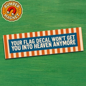 Puede incluir: Una pegatina rectangular con el texto "YOUR FLAG DECAL WON'T GET YOU INTO HEAVEN ANYMORE" en letras blancas sobre un fondo azul, enmarcado por rayas naranjas y blancas. Un imán redondo con un gráfico de herradura está en la esquina superior izquierda.