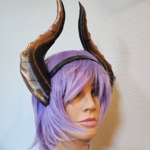 Costume da drago bestia Grand Cosplay ULTRA LEGGERO con teifling appoggiato all'indietro o rivolto verso l'alto con corna di drago