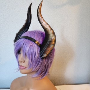 Costume da drago bestia Grand Cosplay ULTRA LEGGERO con teifling appoggiato all'indietro o rivolto verso l'alto con corna di drago