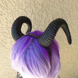 NEUE ARRIVAL Widder Hörner Stirnband 3D gedruckte Cosplay Comicon Fantasy Hörner mit Ohren Option Wow große schwarze gehörnte Stirnband schwarz Widder Hörner