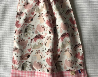 serviette  bavoir élastique réversible /  chaton chat /  prénom à la demande / petite étiquette tissu brodée / cousue bas  serviette GRATUIT