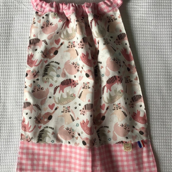 serviette  bavoir élastique réversible /  chaton chat /  prénom à la demande / petite étiquette tissu brodée / cousue bas  serviette GRATUIT