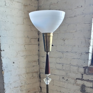 Rare lampadaire sur pied torchère vintage des années 40 en laiton et en teck, abat-jour en verre laiteux.   **Livraison GRATUITE**