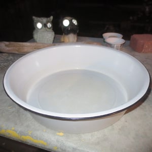 Vintage Rustic Primitive Farmhouse Chic Large Round Enamel Wash Tub Wash Basin.   **FREE Shipping**