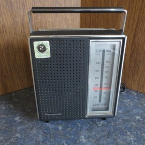 Vintage 1973 Old School Retro Panasonic AM/FM Portable Personal Radio Model RF-563.  ***Free Shipping***