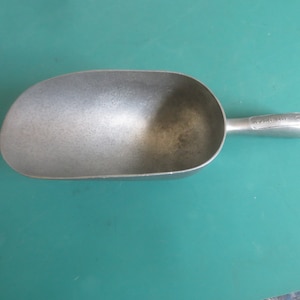Vintage Vollrath #46891 12 Oz Aluminum Round Ice Scooper with Finger Grip Handle.  **FREE Shipping**