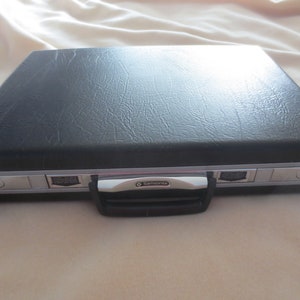 vintage Mid-Century moderne design mince Samsonite coque rigide rétro old school porte-documents avec attaches.  **Livraison GRATUITE**