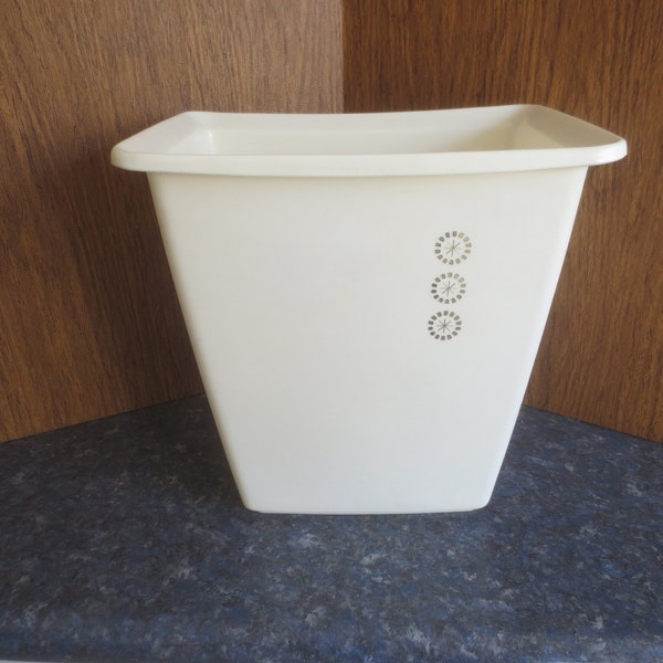 Vintage Retro Rubbermaid Small Personal Trash Can Waste Basket Garbage Pail.   **FREE Shipping**