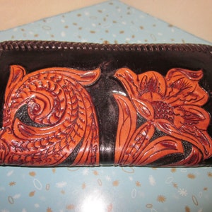 Cartera de mano de cuero en relieve, estilo bohemio, hippie, funky, chic, vintage, artesanal. **Envío GRATIS**