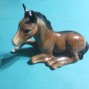 Vintage Mid Century Beswick Pottery Sitting Horse Foal Fold Figurine Made in England.   **FREE Shipping**