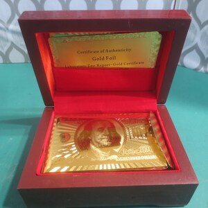 Nouveau jeu de cartes à jouer standard officiel en feuille d'or 24 carats avec certificat et boîte en bois de luxe conçue sur mesure.   **Livraison GRATUITE**