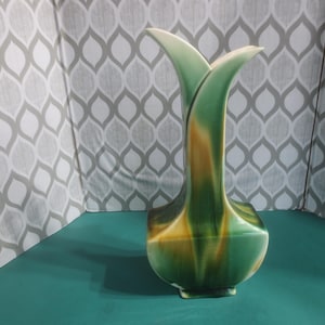 Rare Vintage Mid Century Modern Leaf Pottery Vase by Pherakee Pottery Made in Canada. **FREE Shipping**