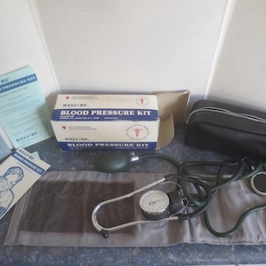 Vintage Blood Pressure Monitor Kit Model 669 w/ ALP Sphygmomanometer  from Well Be Division in New York & Made in Japan.   **FREE Shipping**