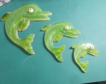 3 adornos de pared vintage nuevos, estilo shabby chic, kitsch, kitsch, lucita, acrílico, purpurina, delfines, familia, decoración de pared. **