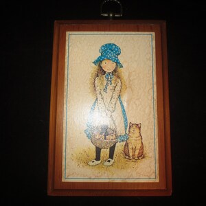 Vintage 1975 Carlton Cards Holly Hobbie mignons chatons fantaisistes dans un panier avec une maman chat à la recherche sur une plaque de bois décorative murale.  **Livraison GRATUITE**