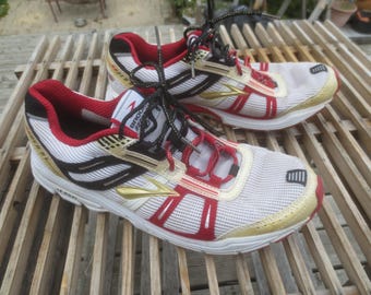 Vintage Brooks Racer ST 4 Red Black White and Gold Running Shoes Size 9 Men's.