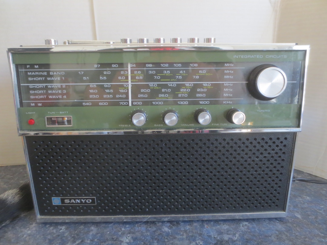 Scarce Vintage 1968 Sanyo 16HA-862 7 Band Receiver Portable