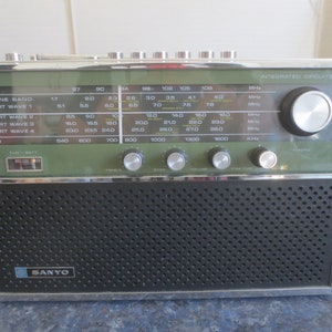 Rare vintage 1968 Sanyo 16HA-862 7 bande récepteur portable à bande courte Transistor Radio avec carte du fuseau horaire mondial.  **Livraison GRATUITE**
