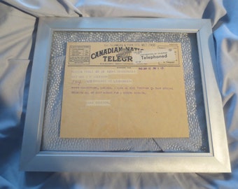 Può includere: Un telegramma vintage incorniciato dei Canadian National Telegraphs datato 12 giugno 1945. Il telegramma recita: "Buon anniversario, cara. Vorrei essere con te in questa occasione speciale. Tanti auguri per una pronta guarigione.  Chas Addison."