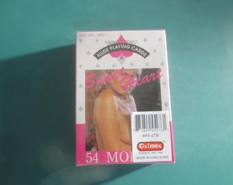 Naipes nuevos, sellados, vintage, retro, de la vieja escuela, divertidos, novedosos, con diseño de dulce corazón desnudo, fabricados en Hong Kong.