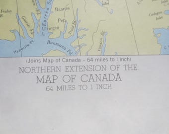 Può includere: Una sezione di mappa stampata intitolata Northern Extension of the Map of Canada con una scala di 64 miles to 1 inch. La mappa presenta masse terrestri giallo chiaro e specchi d'acqua blu con etichette di testo nero per luoghi geografici.