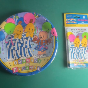 Des bananes scellées neuves dans des assiettes en papier de pyjama, des cartes d'invitation et des enveloppes.  **Livraison GRATUITE**