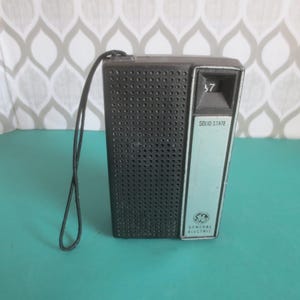 Vintage Retro Old School GE General Electric Hand Held Solid State Transistor AM Radio Made in Hong Kong.  **FREE Shipping**