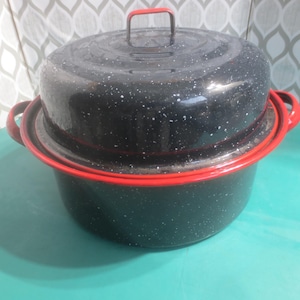 Vintage Mid-Century Age atomique Capacité de 10 tasses Casserole de cuisson au four émaillée noire mouchetée avec garnitures de peinture émaillée rouge.