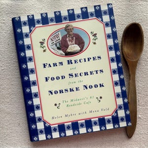 Vintage 1993 “Norse Nook Recipes” Cookbook / Midwest Farm Cooking / Norwegian Recipes / Author Signed