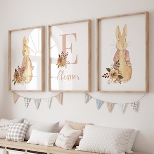 Juego de impresiones para guardería de niña con el conejo Peter, arte personalizado para guardería de niña, arte personalizado para guardería con nombre de bebé, arte de pared rosa para guardería de niña con el conejo Peter